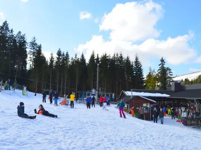 Talstation mit Skifahrer © Bödelfed-Hunau-Lift