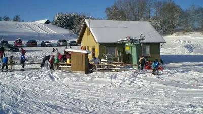 Talstation mit Piste im Skigebiet Waldskilift Schnittlingen