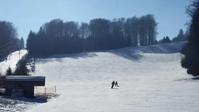 Blick auf die Piste des Skisportzentrums Sternrodt
