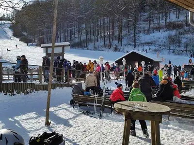 Skifahrer vor der Skihütte © Bruchhausener Skilift GmbH