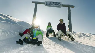 Rodler am Start der Rodelbahn Hirscheckblitz