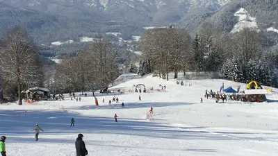 Blick auf die Piste und das Kinderland am Hauslift