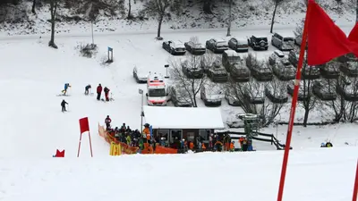 Blick auf das Lifthaus und den Parkplatz am Hesselbacher Gletscher