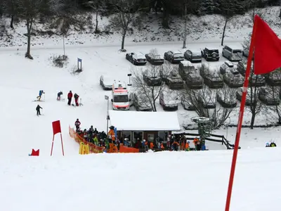 Blick auf das Lifthaus und den Parkplatz am Hesselbacher Gletscher © Hesselbacher Gletscher