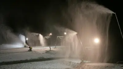 Beschneiungsanlage im Einsatz