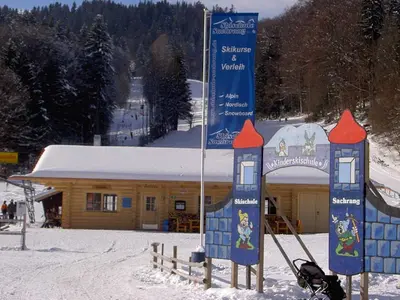 Einkang zur Kinderskischule © Manfred Danner / Tourist-Info Sachrang