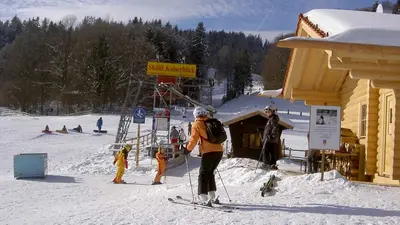 Skifahrer vor der Hütte an der Talstation