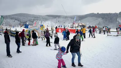 Kinder auf der Piste des Skidorfs Neuastenberg