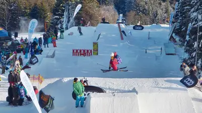 Skifahrer im Snowpark 
