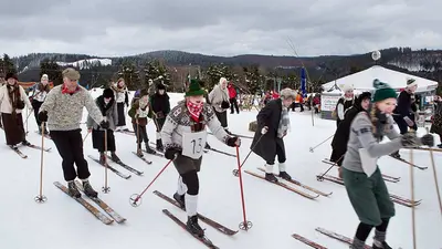 Skifahrer beim Nostalgie-Skirennen