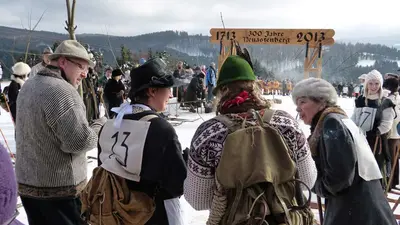 Teilnehmer am Start des Nostalgie-Skirennens