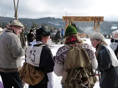 Teilnehmer am Start des Nostalgie-Skirennens © Skidorf Neuastenberg