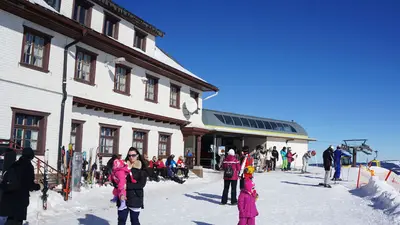 Skifahrer vor dem historischen Belchenhaus
