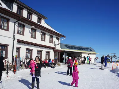 Skifahrer vor dem historischen Belchenhaus © Belchen Seilbahn