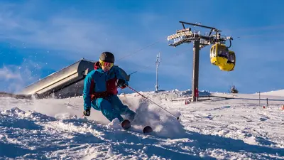 Skifahrer vor der Gondelbahn Belchen