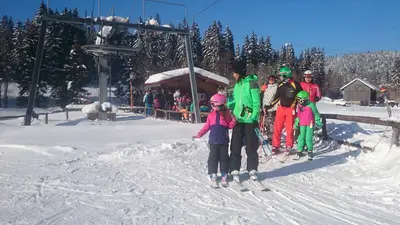 Frau mit Kind am Schlepplift