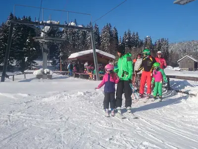 Frau mit Kind am Schlepplift © Heiner Heer