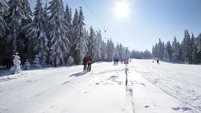 Blick auf den Skilift und die Piste