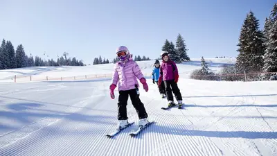 Kinder auf der Piste am Haldenköpfle