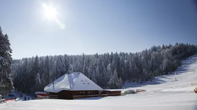Blick auf die winterliche Skihütte am Haldenköpfle
