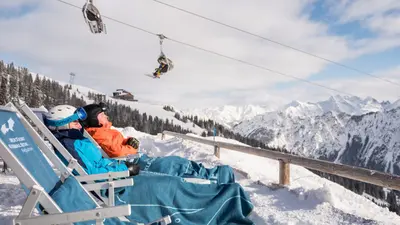 Skifahrer bei einer Pause auf der Alpe Bierenwang