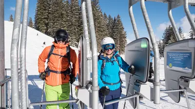 Skifahrer an einem Drehkreuz im Skigebiet Fellhorn-Kanzelwand
