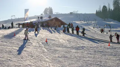 Skifahrer vor der Skihütte