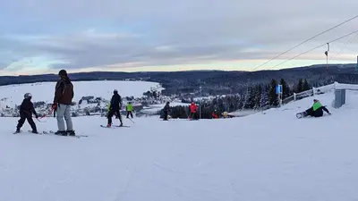 Skifahrer auf der Piste in Sehmatal-Neudorf