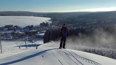 Wanderer mit Blick über das Tal in Sehmatal-Neudorf