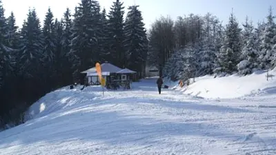 Schirmbar am Rande der Pisten des Skilift am Gründelwald