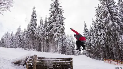 Snowboarder auf einer Holzrampe im 9 Pin Park in Erlbach-Kegelberg