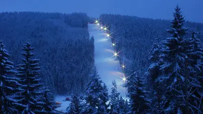 Blick auf die beleuchtete Vogtlandpiste