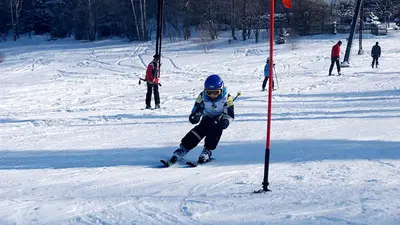 Skifahrer beim Slalom am Schießberg