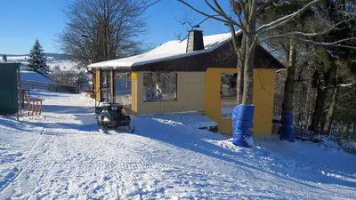Blick auf die Skihütte im Skigebiet am Schießberg 