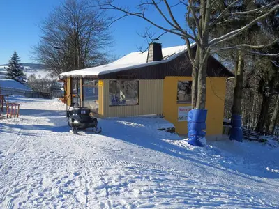 Blick auf die Skihütte im Skigebiet am Schießberg  © Wintersportverein Crottendorf
