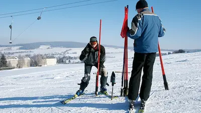 Skifahrer auf der Piste am Schießberg