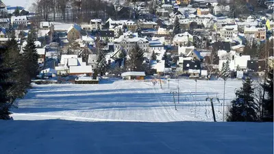 Blick von der Piste ins Dorf