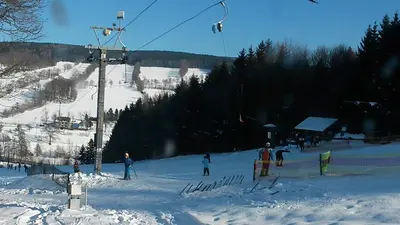 Lift mit Piste und Skifahrer