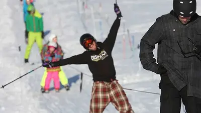 Skifahrer am Seillift