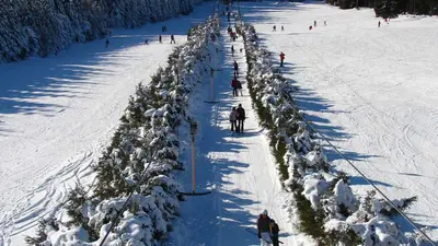 Skifahrer am Schlepplift