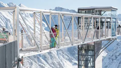 Skifahrer genießen die Aussicht am Walmendinger Horn