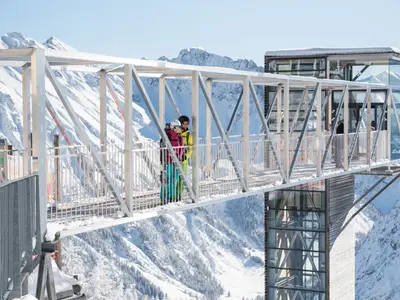 Skifahrer genießen die Aussicht am Walmendinger Horn © Oberstdorf/Kleinwalsertal Bergbahnen