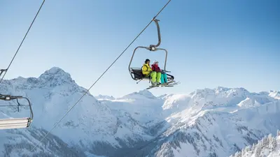 Paar im Sessellift in Oberstdorf/Kleinwalsertal Bergbahnen