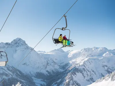 Paar im Sessellift in Oberstdorf/Kleinwalsertal Bergbahnen © Oberstdorf/Kleinwalsertal Bergbahnen
