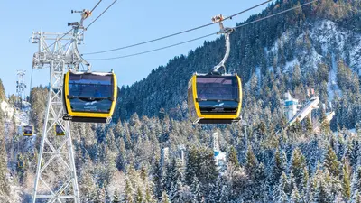 Kabinen neben Skisprungschanzen