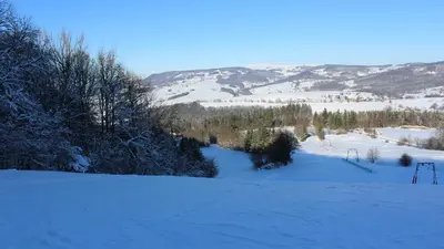 Blick von der Piste auf den Lift