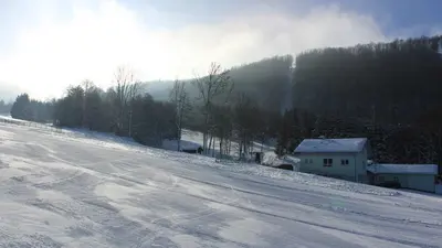 Blick über die Piste auf das Clubhaus