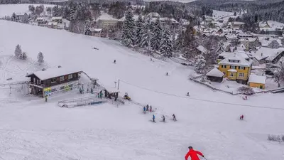 Blick von der Piste auf die Talstation im Skigebiet Tettau