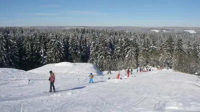Skifahrer am Seillift im Skigebiet Tettau