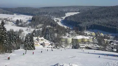 Blick von der Piste auf die Talstation im Skigebiet Tettau